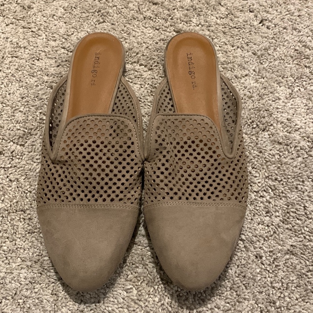 Women’s size 8 slides